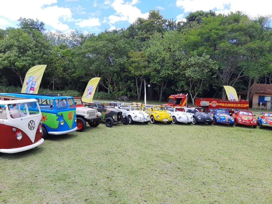Mini carros clássicos: kombis, fuscas e jipes